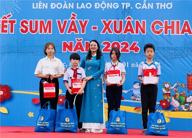 “Nụ cười Xuân” nở trên môi người lao động, trẻ mồ côi do Covid-19 tại Cần Thơ (26/01/2024)

